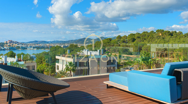 Ático de lujo de 4 dormitorios en WHITE ANGELS TALAMANCA con piscina privada en la azotea, vistas panorámicas al mar y a D'alt Vila en venta, Ibiza