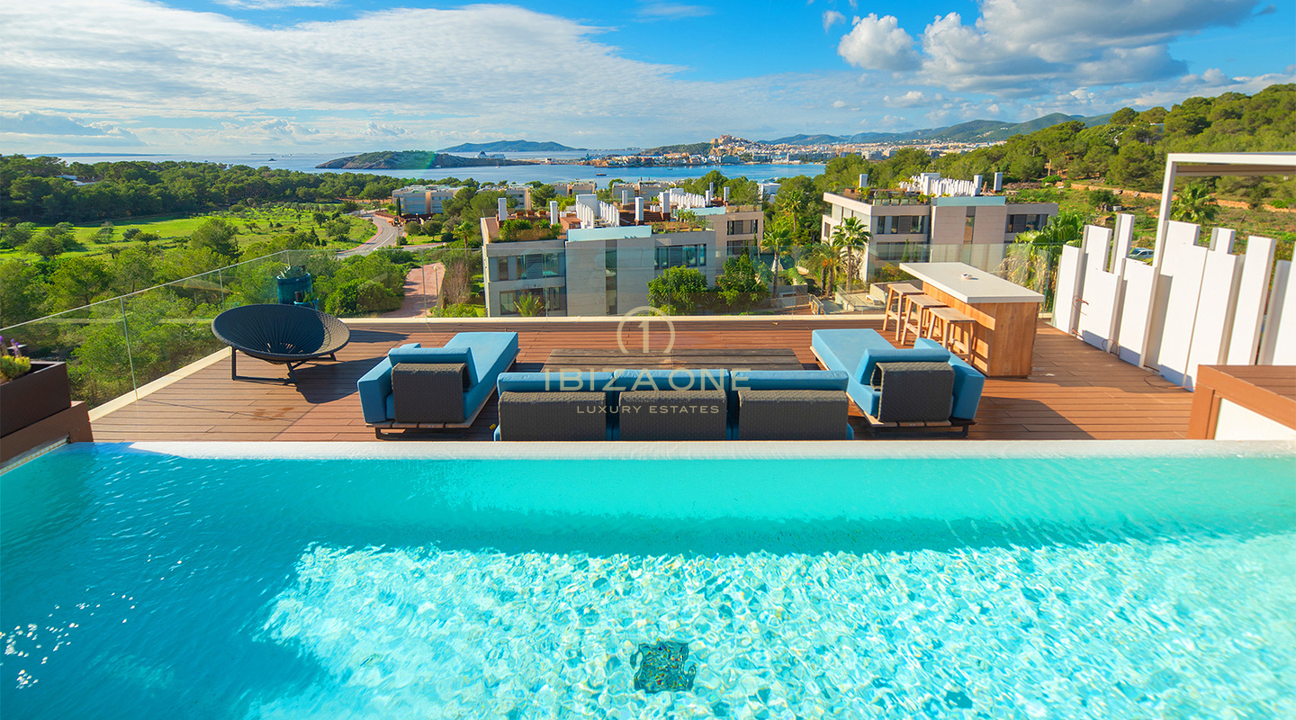 Ático de lujo de 4 dormitorios en WHITE ANGELS TALAMANCA con piscina privada en la azotea, vistas panorámicas al mar y a D'alt Vila en venta, Ibiza