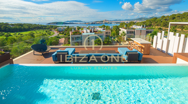 Luxe penthouse met 4 slaapkamers in WHITE ANGELS TALAMANCA met privézwembad op het dak, panoramisch uitzicht op zee en uitzicht op D'alt Vila te koop, Ibiza