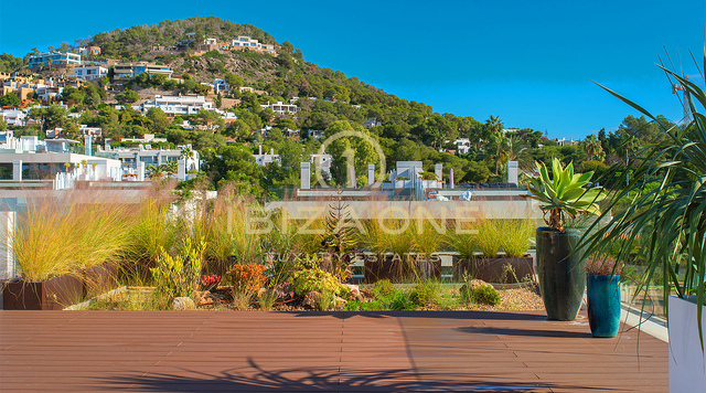 Attico di lusso con 4 camere da letto a WHITE ANGELS TALAMANCA con piscina privata sul tetto, vista panoramica sul mare e vista su D´alt Vila in vendita, Ibiza