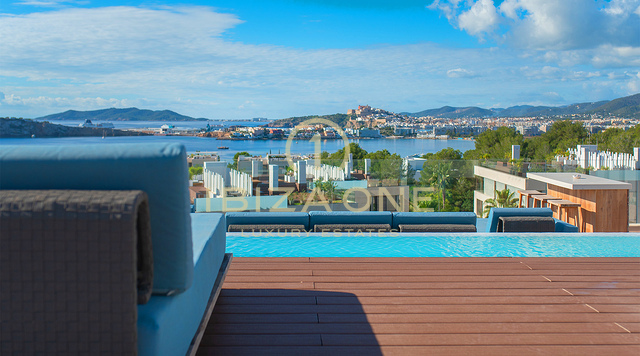 Penthouse de luxe de 4 chambres à White Angels Talamanca avec piscine privée sur le toit, vue panoramique sur la mer et vue sur D'alt Vila, à vendre à Ibiza.