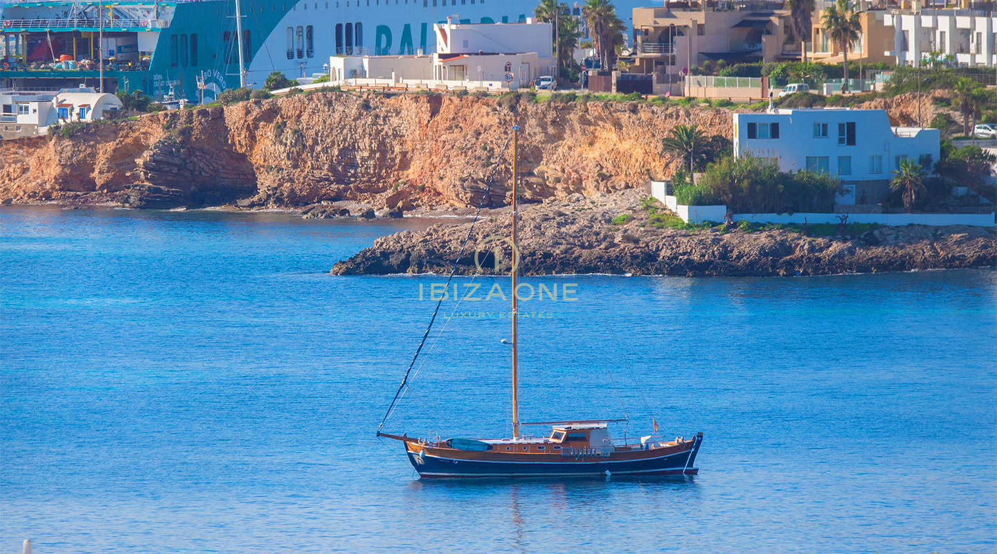 Luxury 4-Bedroom Penthouse in WHITE ANGELS TALAMANCA with Private Rooftop Pool, Panoramic Sea Views and View to D´alt Vila For Sale, Ibiza