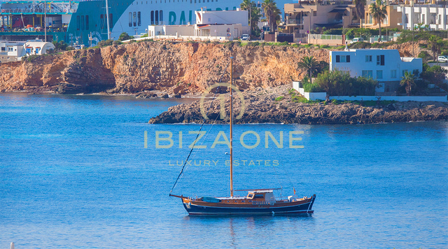 Ático de lujo de 4 dormitorios en WHITE ANGELS TALAMANCA con piscina privada en la azotea, vistas panorámicas al mar y a D'alt Vila en venta, Ibiza
