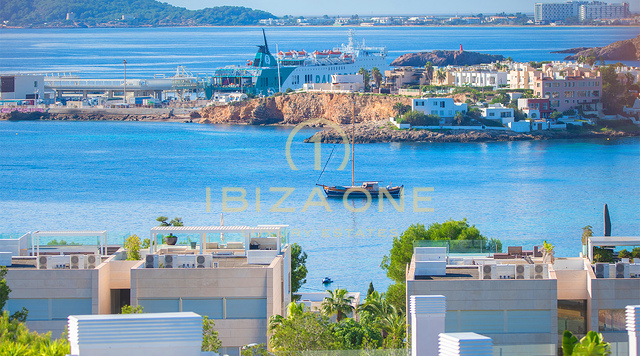 Ático de lujo de 4 dormitorios en WHITE ANGELS TALAMANCA con piscina privada en la azotea, vistas panorámicas al mar y a D'alt Vila en venta, Ibiza