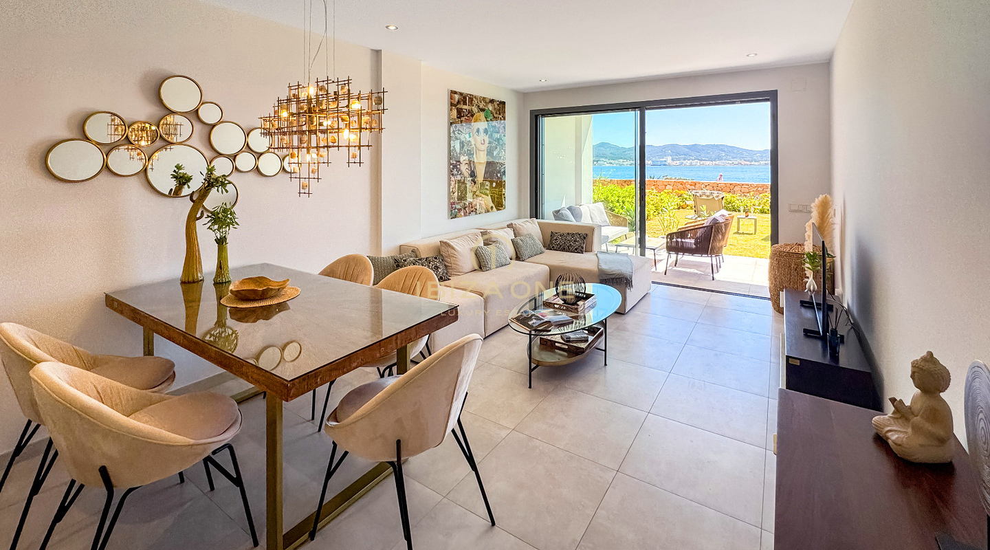 Apartamento de lujo en venta en Cala Gració, Ibiza – Apartamento en primera línea de playa con vistas despejadas a la puesta de sol y espectaculares vistas al mar en venta - reservado