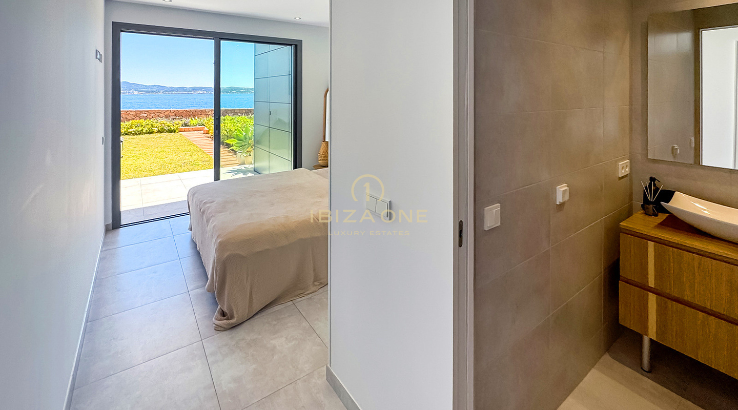 Apartamento de lujo en venta en Cala Gració, Ibiza – Apartamento en primera línea de playa con vistas despejadas a la puesta de sol y espectaculares vistas al mar en venta - reservado