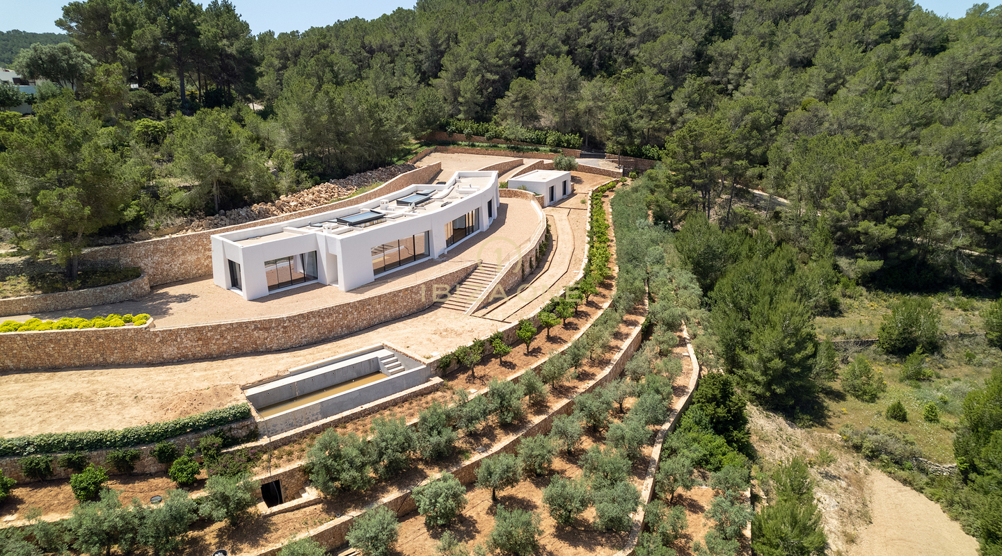 Finca Ibiza Trophy: 15.000 m² de absoluta privacidad, vistas al mar y puro lujo en venta en San Agustí, Ibiza.