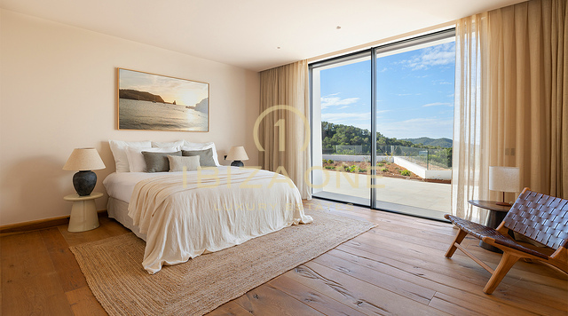 Una delle ville/fincas di nuova costruzione più lussuose in vendita a Ibiza, con fantastica vista mare, totale privacy e dintorni eccezionali.