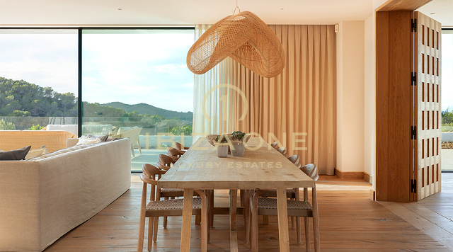 Een van de meest luxueuze, nieuw gebouwde villa's/finca's te koop met fantastisch uitzicht op zee, volledige privacy en een uitzonderlijke omgeving op Ibiza.