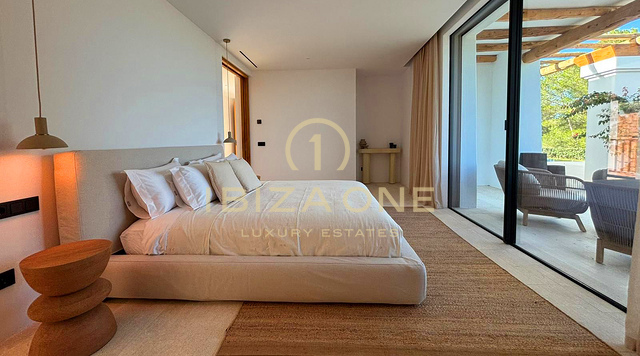 Retiro de lujo ultra privado en Ibiza con vistas infinitas al mar y atardeceres dorados en venta en San Agustí, Ibiza.