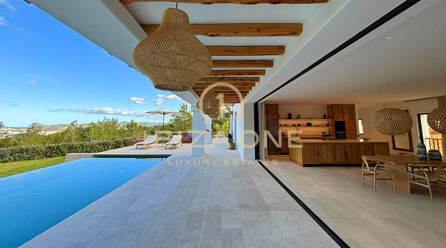 Retiro de lujo ultra privado en Ibiza con vistas infinitas al mar y atardeceres dorados en venta en San Agustí, Ibiza.