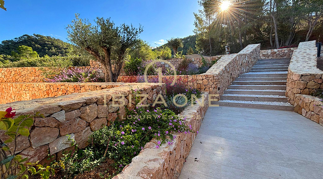 Retiro de lujo ultra privado en Ibiza con vistas infinitas al mar y atardeceres dorados en venta en San Agustí, Ibiza.