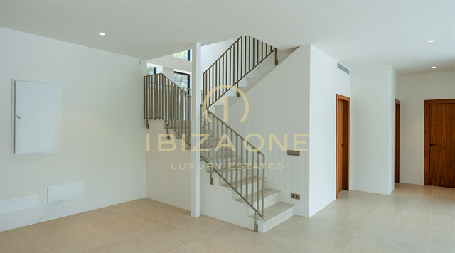 Drie luxe, moderne villa's op slechts 30 meter van de zee te koop – vanaf € 2.950.000, Ibiza