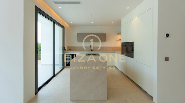 Drei luxuriöse, moderne Villen nur 30 Meter vom Meer entfernt zu verkaufen – ab 2.950.000 €, Ibiza