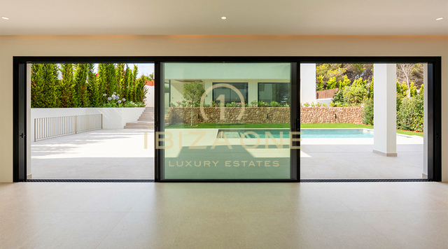 Tres villas de lujo contemporáneas a tan solo 30 metros del mar en venta – Desde 2.950.000 €, Ibiza
