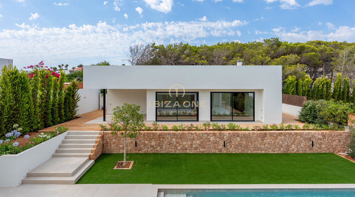 Drie luxe, moderne villa's op slechts 30 meter van de zee te koop – vanaf € 2.950.000, Ibiza