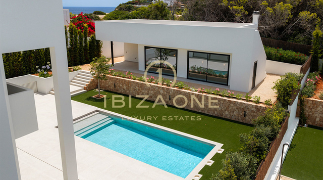 Trois villas contemporaines de luxe à vendre à Ibiza, à seulement 30 mètres de la mer – À partir de 2 950 000 €