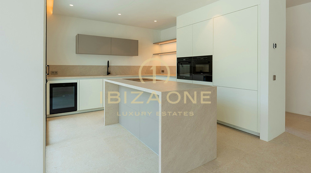 Tre lussuose ville contemporanee in vendita a soli 30 metri dal mare – A partire da € 2.950.000, Ibiza