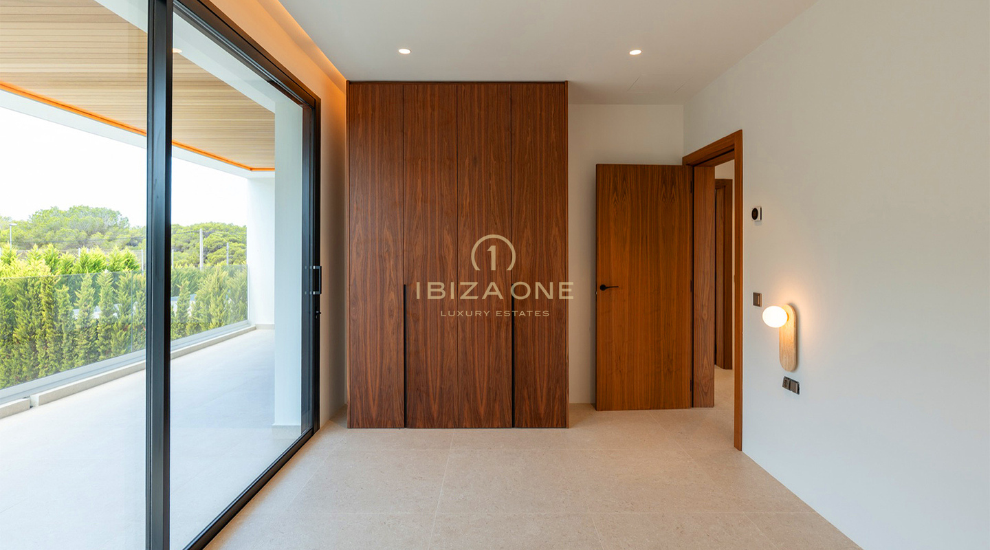 Drie luxe, moderne villa's op slechts 30 meter van de zee te koop – vanaf € 2.950.000, Ibiza