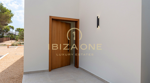 Drie luxe, moderne villa's op slechts 30 meter van de zee te koop – vanaf € 2.950.000, Ibiza