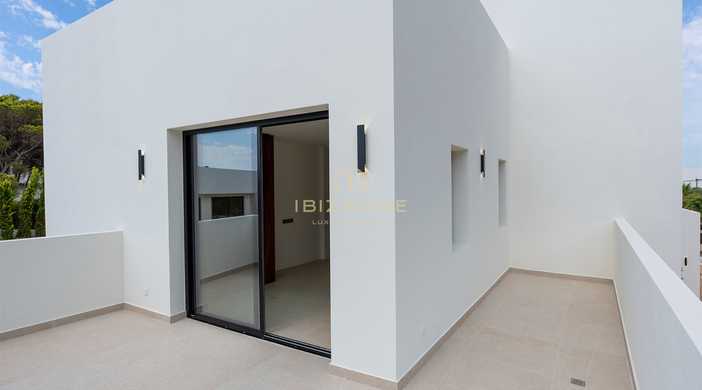 Tre lussuose ville contemporanee in vendita a soli 30 metri dal mare – A partire da € 2.950.000, Ibiza