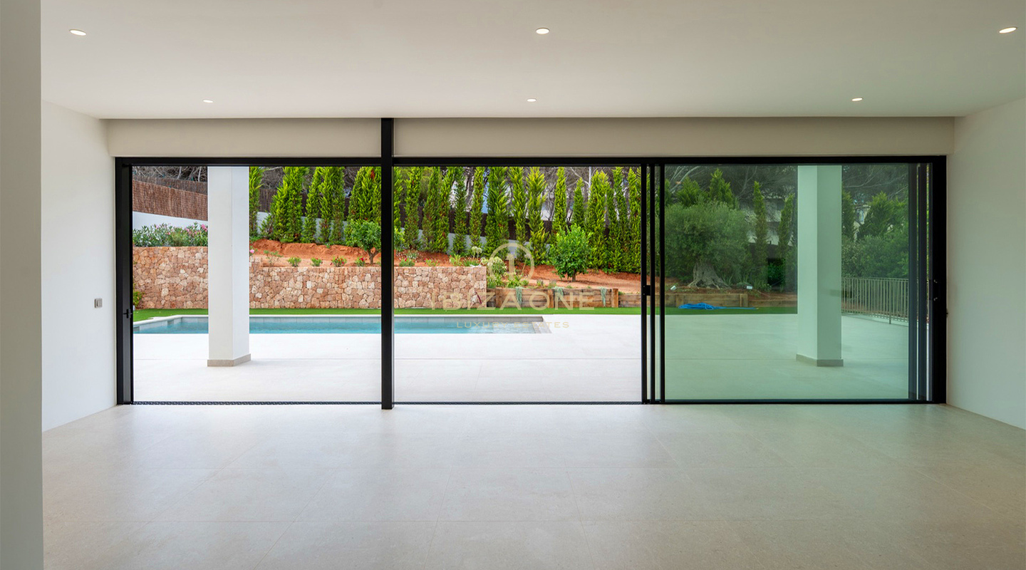 Tres villas de lujo contemporáneas a tan solo 30 metros del mar en venta – Desde 2.950.000 €, Ibiza