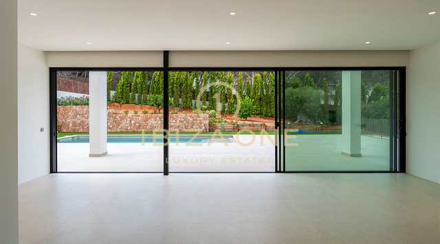 Tre lussuose ville contemporanee in vendita a soli 30 metri dal mare – A partire da € 2.950.000, Ibiza