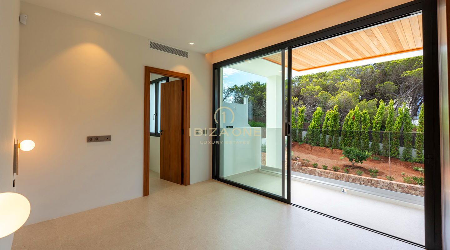 Tres villas de lujo contemporáneas a tan solo 30 metros del mar en venta – Desde 2.950.000 €, Ibiza