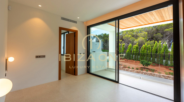 Tre lussuose ville contemporanee in vendita a soli 30 metri dal mare – A partire da € 2.950.000, Ibiza