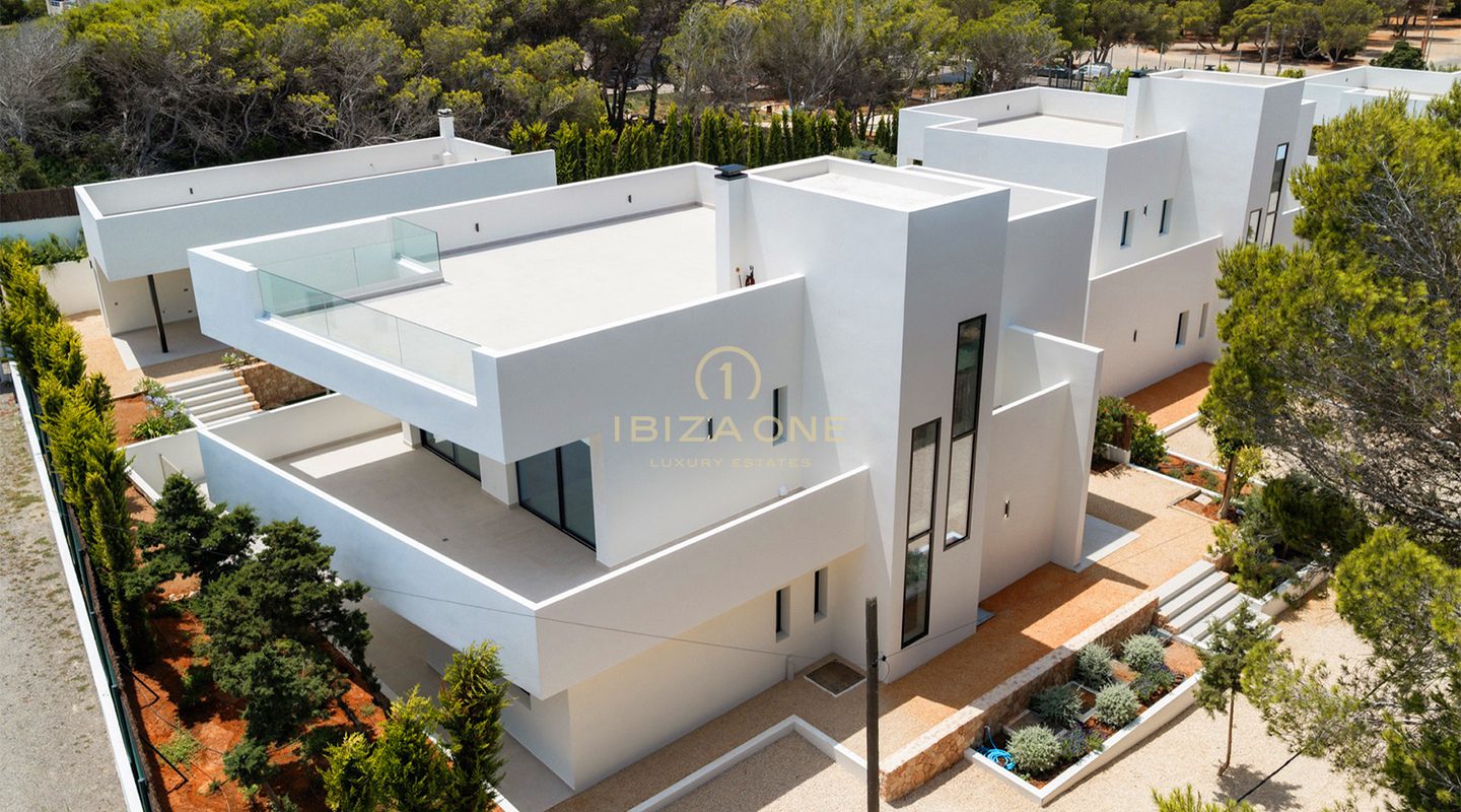Drie luxe, moderne villa's op slechts 30 meter van de zee te koop – vanaf € 2.950.000, Ibiza