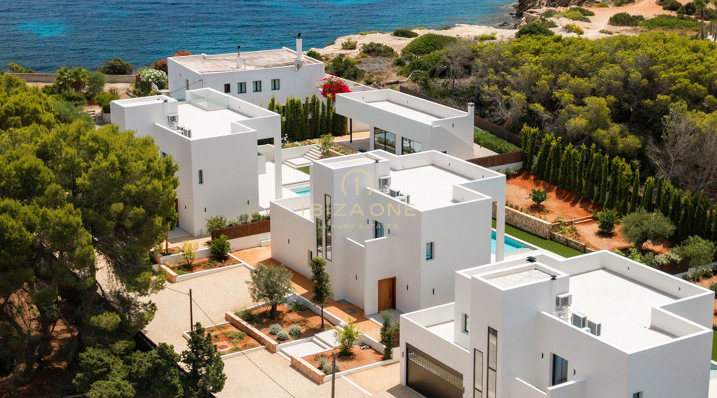 Tre lussuose ville contemporanee in vendita a soli 30 metri dal mare – A partire da € 2.950.000, Ibiza