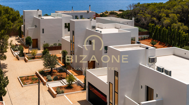 Tre lussuose ville contemporanee in vendita a soli 30 metri dal mare – A partire da € 2.950.000, Ibiza