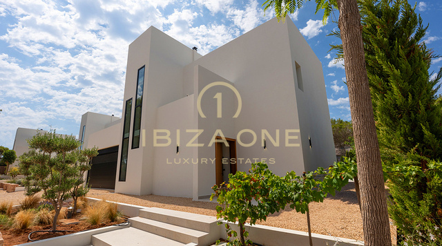Drie luxe, moderne villa's op slechts 30 meter van de zee te koop – vanaf € 2.950.000, Ibiza