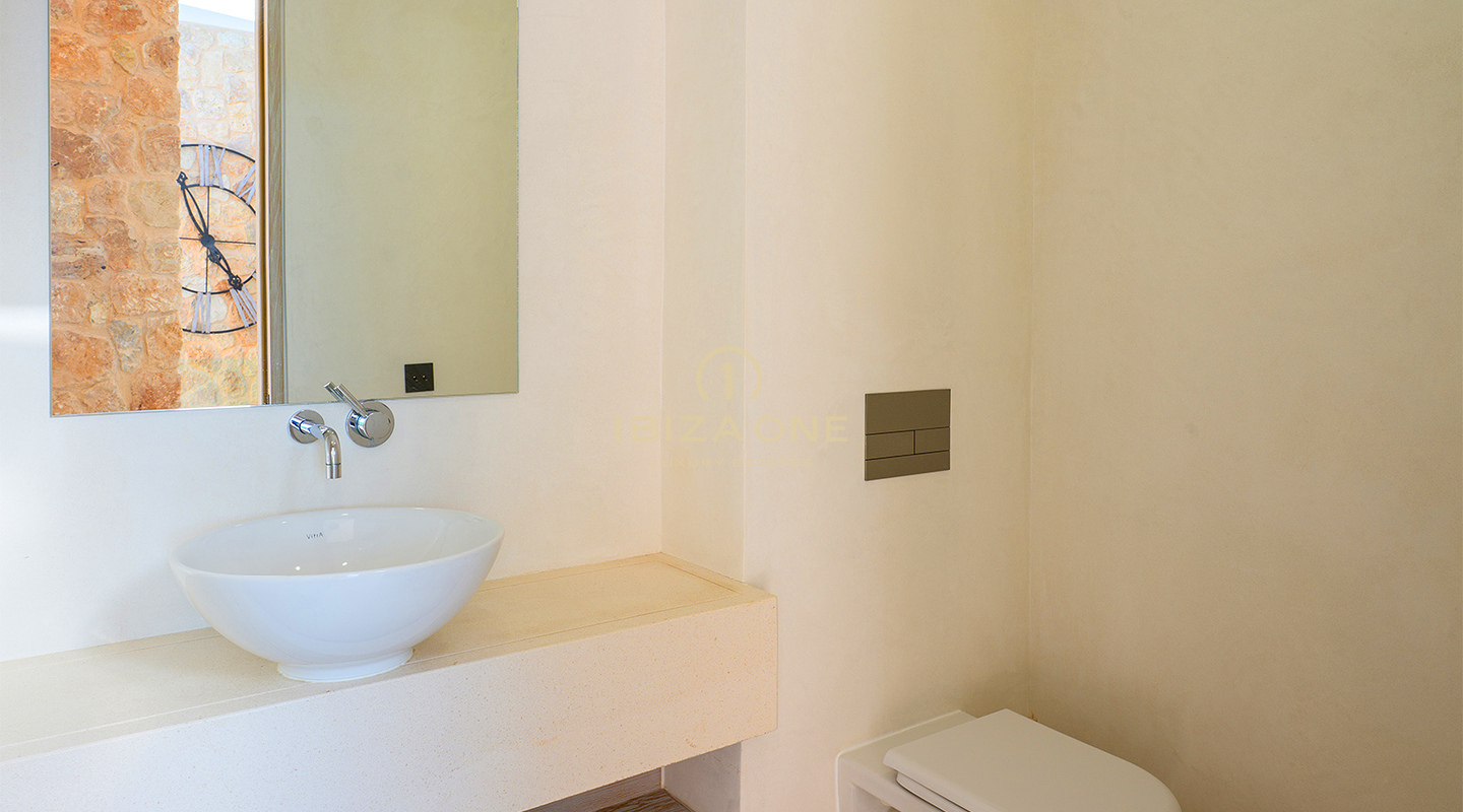 Luxueuse villa à Cala Conta 33, Ibiza, avec 600 m² habitables, vue mer, piscine privée, coucher de soleil et accès direct à la plage. À vendre.