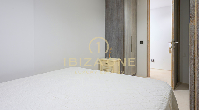 Villa di lusso a Cala Conta 33 con 600 m² di superficie interna, vista mare, piscina privata, vista sul tramonto e a pochi passi dalla spiaggia, in vendita a Ibiza.