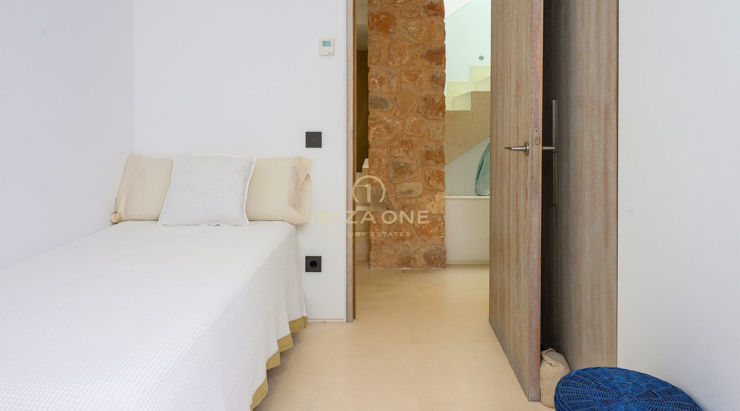 Villa di lusso a Cala Conta 33 con 600 m² di superficie interna, vista mare, piscina privata, vista sul tramonto e a pochi passi dalla spiaggia, in vendita a Ibiza.