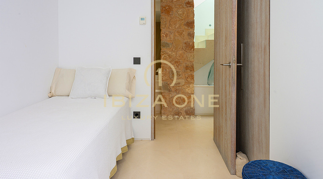 Luxueuse villa à Cala Conta 33, Ibiza, avec 600 m² habitables, vue mer, piscine privée, coucher de soleil et accès direct à la plage. À vendre.