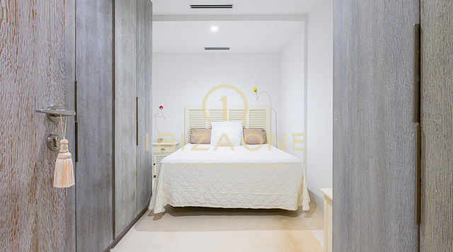 Luxueuse villa à Cala Conta 33, Ibiza, avec 600 m² habitables, vue mer, piscine privée, coucher de soleil et accès direct à la plage. À vendre.