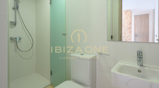 Luxueuse villa à Cala Conta 33, Ibiza, avec 600 m² habitables, vue mer, piscine privée, coucher de soleil et accès direct à la plage. À vendre.