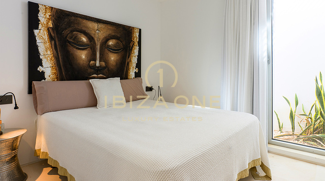 Luxe villa Cala Conta 33 met 600 m² woonoppervlak, uitzicht op zee, privézwembad, uitzicht op de zonsondergang en op loopafstand van het strand te koop, Ibiza