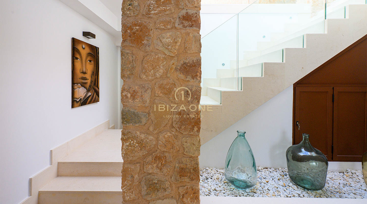 Luxe villa Cala Conta 33 met 600 m² woonoppervlak, uitzicht op zee, privézwembad, uitzicht op de zonsondergang en op loopafstand van het strand te koop, Ibiza