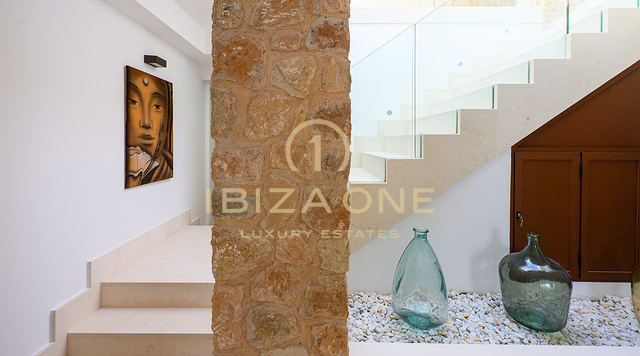 Luxueuse villa à Cala Conta 33, Ibiza, avec 600 m² habitables, vue mer, piscine privée, coucher de soleil et accès direct à la plage. À vendre.