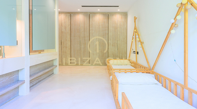 Luxueuse villa à Cala Conta 33, Ibiza, avec 600 m² habitables, vue mer, piscine privée, coucher de soleil et accès direct à la plage. À vendre.