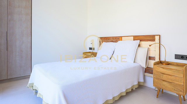 Villa de lujo en Cala Conta 33 con 600 m² de espacio interior, vistas al mar, piscina privada, vistas a la puesta de sol y a poca distancia de la playa en venta, Ibiza.