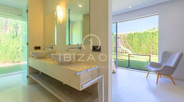 Luxueuse villa à Cala Conta 33, Ibiza, avec 600 m² habitables, vue mer, piscine privée, coucher de soleil et accès direct à la plage. À vendre.