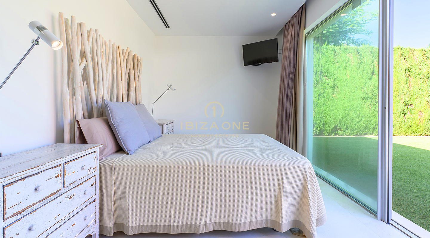 Luxueuse villa à Cala Conta 33, Ibiza, avec 600 m² habitables, vue mer, piscine privée, coucher de soleil et accès direct à la plage. À vendre.
