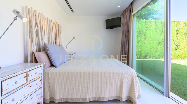 Luxe villa Cala Conta 33 met 600 m² woonoppervlak, uitzicht op zee, privézwembad, uitzicht op de zonsondergang en op loopafstand van het strand te koop, Ibiza