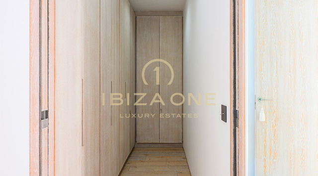 Luxueuse villa à Cala Conta 33, Ibiza, avec 600 m² habitables, vue mer, piscine privée, coucher de soleil et accès direct à la plage. À vendre.
