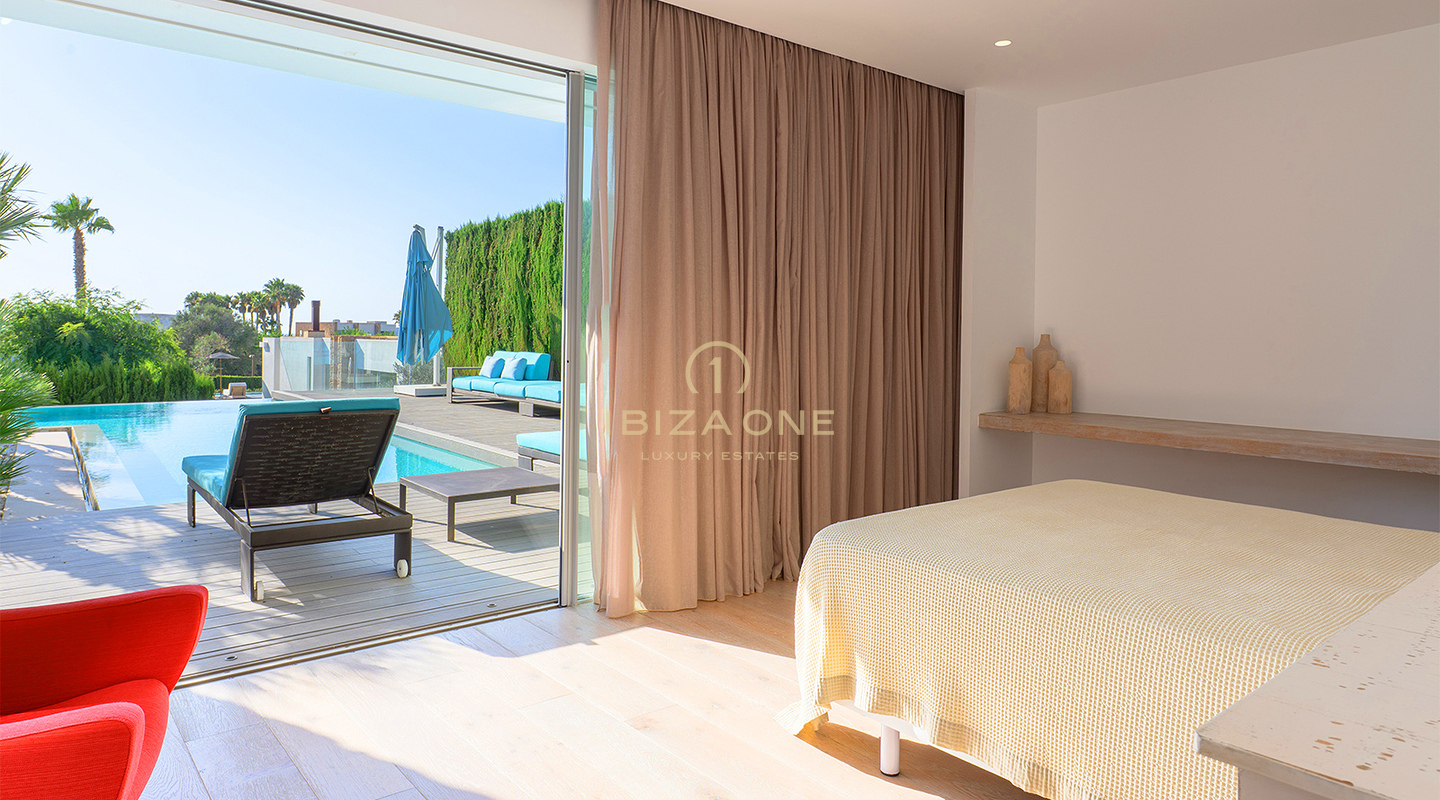 Villa de lujo en Cala Conta 33 con 600 m² de espacio interior, vistas al mar, piscina privada, vistas a la puesta de sol y a poca distancia de la playa en venta, Ibiza.