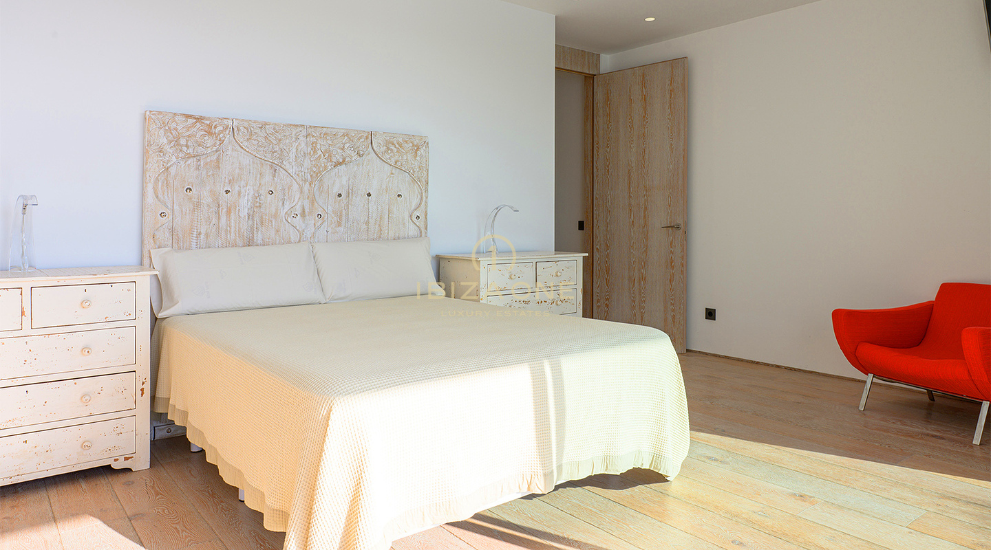 Luxueuse villa à Cala Conta 33, Ibiza, avec 600 m² habitables, vue mer, piscine privée, coucher de soleil et accès direct à la plage. À vendre.